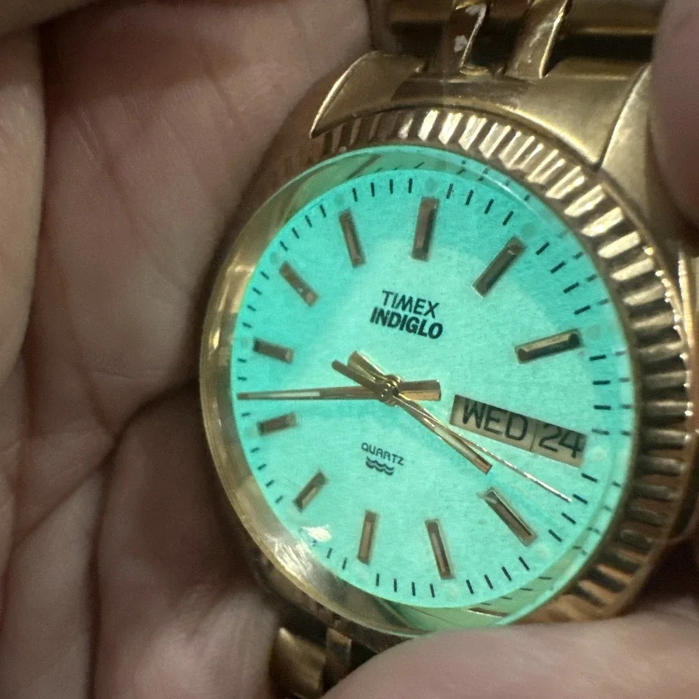 Works Vintage Timex President Quartz Mens Day/Date Gold Tone 35mm Watch Fit 8in